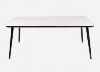 Firkantet spisebord her vist med hvid laminat, sort kant og bordben