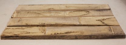 Rå egeplanker der bliver brugt til en plankebordplade