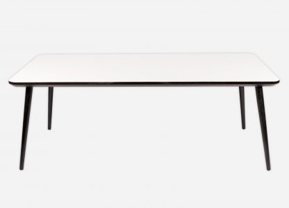 Firkantet sofabord her vist med hvid laminat, sort kant og bordben