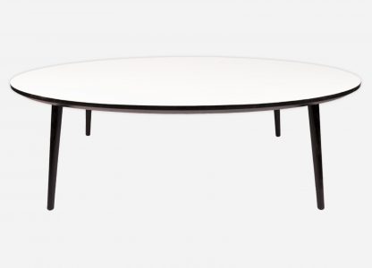 Ellipse sofabord her vist med hvid laminat, sort kant og bordben