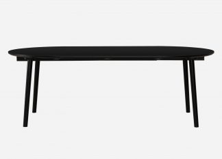 Rundt spisebord med udtræk her vist med sort laminat og sort malede bordben