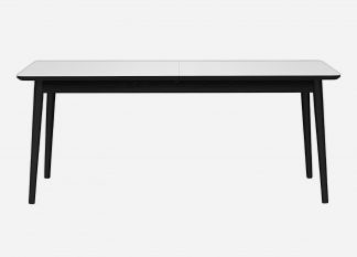 Firkantet spisebord med udtræk og hvid laminat og sorte ben