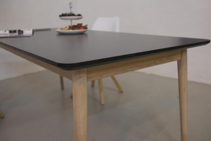 Firkantet spisebord med udtræk her vist med antracit laminat