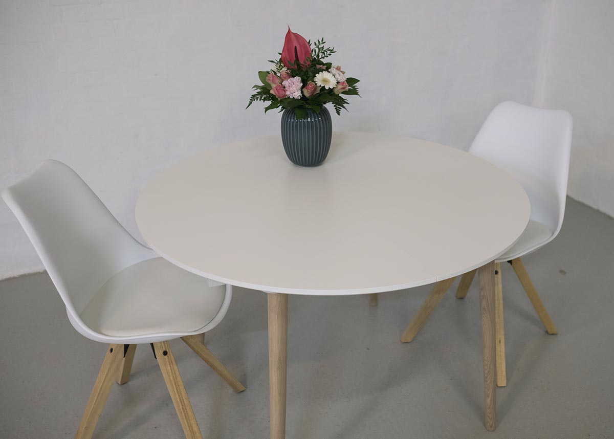 spisebord med i enkelt og stilrent nordisk
