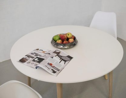 Rundt spisebord med udtræk med hvid laminat og egetræsben