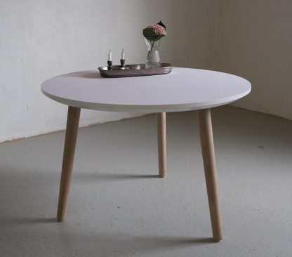 Rund sofabord med hvid laminat og egetræs bordben