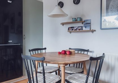 Rundt egetræsbord her vist i køkken hos kunde