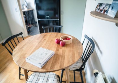 Rundt egetræsbord her vist i køkken hos kunde